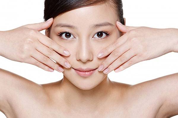 Cách chăm sóc sau khi căng da mặt bằng chỉ - Sử dụng động tác rửa mặt nhẹ nhàng giúp ổn định sợi chỉ nhanh hơn