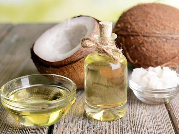 Sử dụng dầu dừa nguyên chất thường xuyên không chỉ dưỡng ẩm da mà giúp da căng bóng