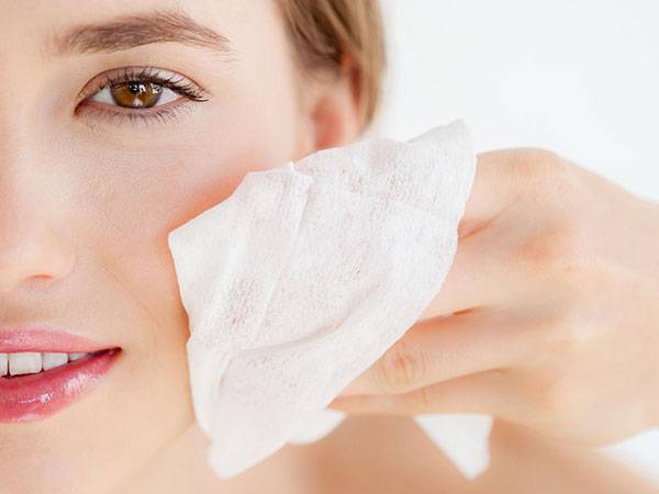 Tẩy trang la bước đầu tiên trong 7 bước chăm sóc da mặt