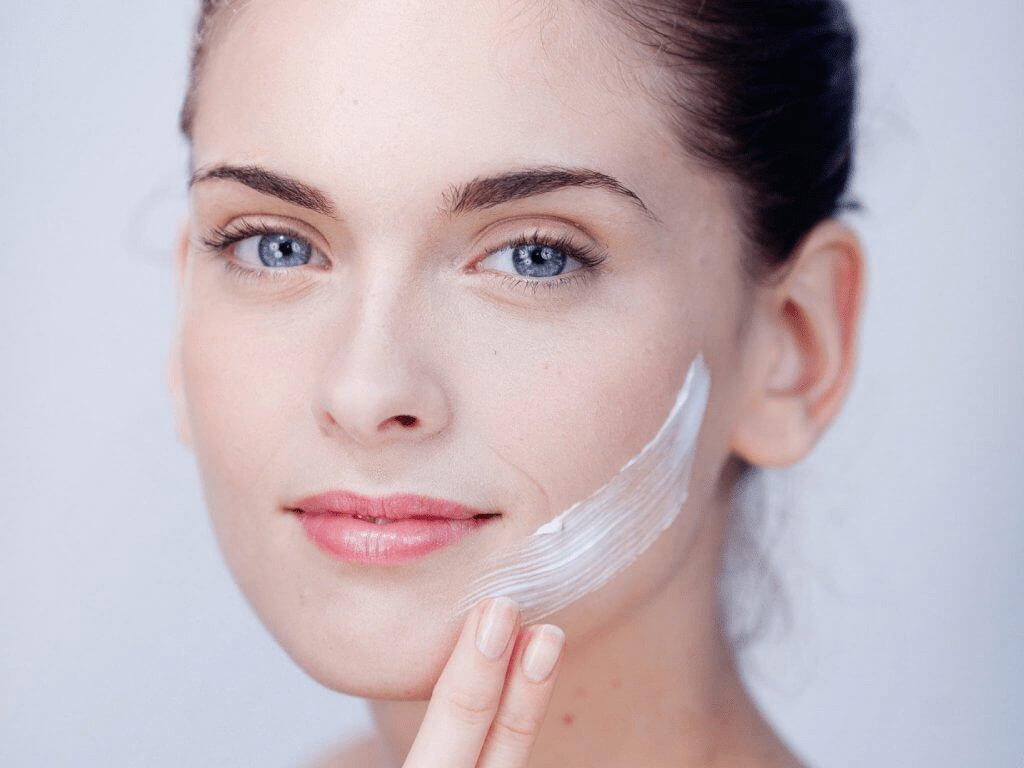 Sử dụng các loại kem tan mỡ giúp giảm mỡ mặt và cổ hiệu quả